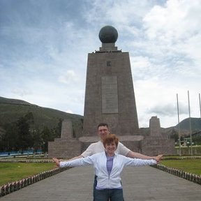 Фотография "На Экваторе - одной ногой в южном полушарии, а другой - в северном.
Эквадор, Май 2008"
