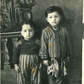 Фотография "г.Бухара, дет-сад №26 им.Ю.Гагарина. С сестрой. Фото конца 50-х гг. ХХ-го столетия."