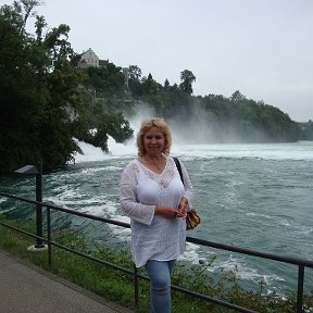 Фотография "Гремит, клокочет, бушует и пенится Рейнский водопад 700 000 литров воды в секунду. Вот это мощь."
