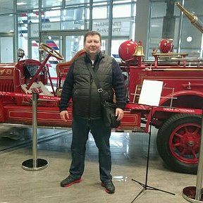 Фотография "Пожарная машина. ( она красная за толстым  мужиком)

"