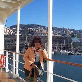 Фотография "... на борту круизного лайнера "Opera" после незабываемого путешествия по морям в октябре 2006 - усталые но очччччень довольные мы  прибыли в порт Генуи."