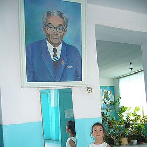 Фотография "Рядом с портретом прадедушки. Науалы июль 2009г."
