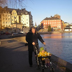 Фотография "Внуча выгуливает деда! Декабрь 2011 года, Стокгольм."