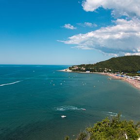 Фотография "Вода в море в сезон прогревается до 23-26 градусов. Очень живописная и роскошная природа произрастает в самом поселке, окруженном с севера горными массивами. И хотя здесь нет пальм, как в регионе Большого Сочи, тем не менее, живописность отмечают все!"