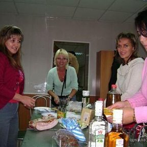 Фотография "На встрече с одноклассниками. Слева на право: я,Оксана Гукова,Лена Тулкина,Лиля Галяутдинова"