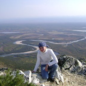 Фотография "сентябрь 2007г. Вершина горы "Тунгуска" высота 1114, долина р.Муя  и вид п.Таксимо"