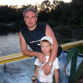 Фотография "Я и мой сын , Саша.Полтавская обл.,Шишаки, ГЭС. Лето 2007г. "