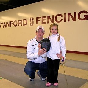 Фотография "Ето я и моя дочка Изабел. Школа феxтования в Станфордском Университете."