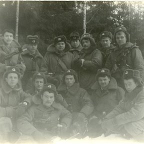 Фотография "Перед прыжком в Псков.Весной ДМБ
зкр.А.Бахтояров и тех. Билас.Лев- в верхнем  левом углу ринга"