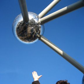 Фотография "Брюссель - Атомиум (модель кристалла атома железа, увеличенная в 160 миллиардов раз)"