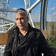 Олег Ларионов