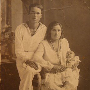 Фотография "Мои севастопольские дедушка и бабушка. Младенец на руках - мой папа. Дед погиб в ВОВ, в Севастополе.И осталось у бабы Нади 3 сына. Папа мой - старший. В 1941 г он пошёл в 1-й класс"