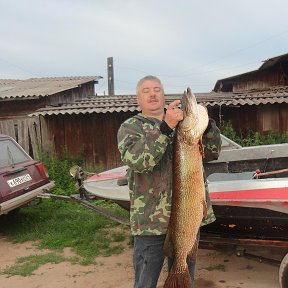 Фотография "5.07.2015 день рыбака поймали 5 щук самую маленькую поймал я, её и держу 15 кг спиннинг блесна"