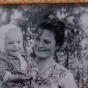 Фотография "Это я маленькая с мамой 7 месяцев Село Бороздиновка."