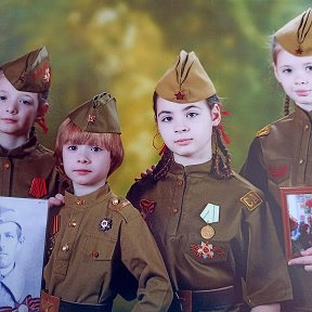 Фотография "2022г.-Мои внуки Мишель, Никита, Злата и Милена с портретом прадеда и прабабушки"
