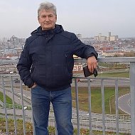 Олег Старков