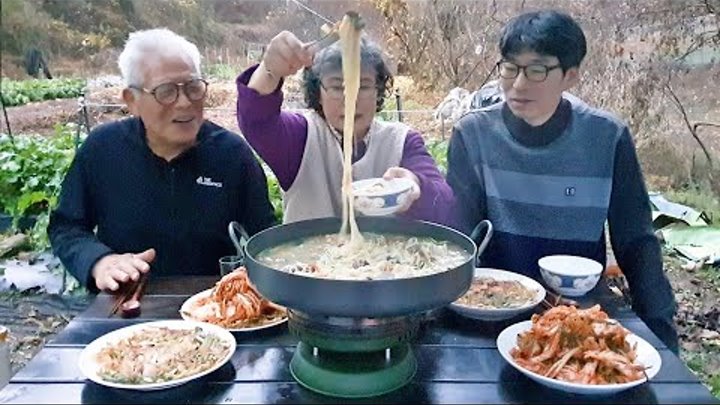 비오는날 솥뚜껑 바지락 칼국수 먹방~! (해물파전, 배추겉절이) Korean Clam Noodle Soup Mukbang  ...