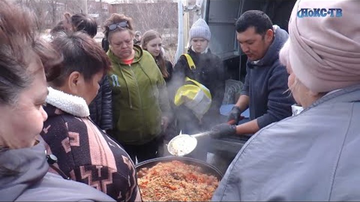 Более 1000 орчан бесплатно накормил пловом частный повар узбек, прие ...