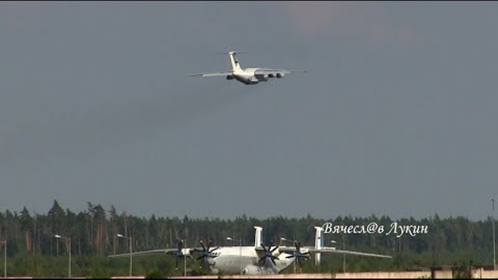 Вылет двух Ил-76МД RF-78807 и RF-78831 на фоне Ан-22А "Антей&qu ...