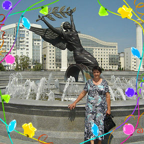 Фотография "Я  в Белгороде,где училась в то время внучка Аллочка.На заднем плане Универс. Международных отношений."