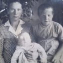 Фотография "Моя бабушка Христина.Справа-моя мать Таисья Фёдоровна.На руках Анатолий Федорович Елькин-мой дядя,брат моей матери.Умерла рано-в 55 лет,в 1959 году.Родилась в 1903 году.Мать прожила и того меньше...Умерла в 52 года.Анатолий,что на руках ,умер в 49 лет..."