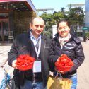 Фотография "В Шанхае весна, поспела клубника и ее прямо на центральной улице продает вот такая китаянка, 25 марта 2011года, Китай"