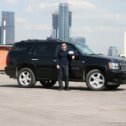 Фотография "Тесты - я и новый Chevrolrt Tahoe на фоне строящегося Сити."