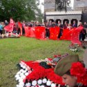 Фотография "#9мая #Черкесск У вечного огня. Возложение цветов к братской могиле. Красные флаги приспущены в память о погибших"