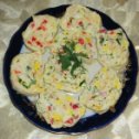 Фотография "Рулет из лаваша с копчёной курицей, яйцами, помидорами, зелёным луком и сливочным сыром"