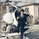 Фотография "Фрэнк, вы бегаете по утрам? 
— Нет. 
— А почему, ведь это очень полезно?! 
— Может быть, но у меня лёд из виски вываливается.

Фрэнк Синатра выходит из собственного вертолета, Голливуд, США, 1964"