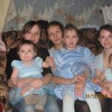 Фотография "Слева направо: дочка Светлана с внучкой Настеной, дочка Катюша с внучкой Юленькой, сноха Ириша с внуком Артемкой. Пока еще 3 внучков."
