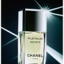 Фотография "Chanel Egoiste Platinum
Год создания: 1993 
Шлейф: кедр, сандал, мох, янтарь 
Ноты "сердца": полынь, герань, жасмин 
Верхние ноты: розмарин, нероли, лаванда"