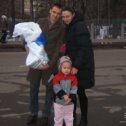 Фотография "8 марта 2008 г. забираю жену из роддома. Я, Наташа, Маша и Федя :-)"