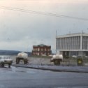 Фотография "На бочках написано КВЭС. Это Томск 1989 год, июль, воскресенье, 12 дня, обком КПСС, никого."