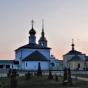 Фотография "Суздаль. Воскресенская и Казанская церкви. Под Казанской церковью погребен Преподобный Иоаким Шартомский."