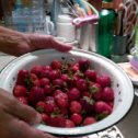 Фотография "Наш первый урожай клубники. Мало, но очень вкусная!"