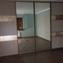 Фотография "Гардеробная комната с дизайнерскими дверями Купе в комбинации кожи, гравированного Зеркала и структурированного Зеркала с золотым напылением ценой всего 130000₽👩‍👧‍👦#шкафыкупекраснодар #шкафыкупе"