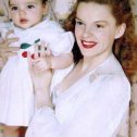 Фотография "Judy Garland and baby daughter Liza Minnelli in 1947."