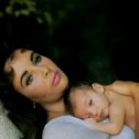 Фотография "Elizabeth Taylor with her baby daughter Liza Todd in 1957."