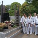 Фотография "Пришли почтить память основателя киокушинкай каратэ Масутацу Ояма. Храм Гококудзе. Япония"