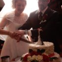 Фотография "Олег с Яной режут свадебный торт."