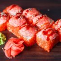 Фотография "Запеченные роллы – это вкусные роллы, приготовленные в гриле. Они отличаются нежным тающим вкусом и очень популярны по всему миру. Приготовить запеченные роллы в домашних условиях не так легко – необходима сноровка. Вы можете не тратить время и деньги зря и заказать запеченные роллы от @sushi_make_panda. Вас приятно удивят яркие вкусовые сочетания."