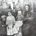 Фотография "Мой прадедушка Шумский Иван Иванович с женой Акулич Марией Семеновной и детьми,среди детей моя бабушка Евгения"