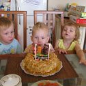 Фотография "слева направо
Степа и Маша(дети Иры Никитиной, внуки Тани) и моя Улечка"