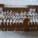 Фотография "Это наш школьный хор. Я в первом ряду, третья справа. Большое спасибо Юрию Григорьевичу Оропай - руководителю хора."