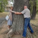 Фотография "Обнимаем с Татьяной столетий тополь в надежде зарядиться здоровьем и дожить до 100 лет. "