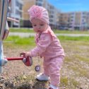 Фотография "#всебудетхорошо
Уже дома, в Оренбурге .
Первые робкие шаги, держась за опору .
Еще чуть чуть и Вика тоже будет бегать с  братом и сестрой.
"