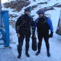 Фотография "Март 2008 г. Я (слева) с товарищем Алексеем готовимся к погружения в губе Териберской на Баренцевом море."