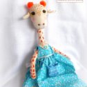 Фотография "Жирафка Жозефина, интерьерная игрушка. 
Жозефина уникальна в своем роде, у нее голова вышита французскими узелками, туловище расписано вручную красками по ткани, глаза - вышивка и фетр. Игрушка сидячая. Рост 40см"