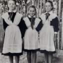 Фотография "1962 год. Слева направо..  Римма Ганага,  Шура Тонкошкурова  и я...Бурмистрова Нина. с. Генеральское Энгельсского  района. Саратовской обл."